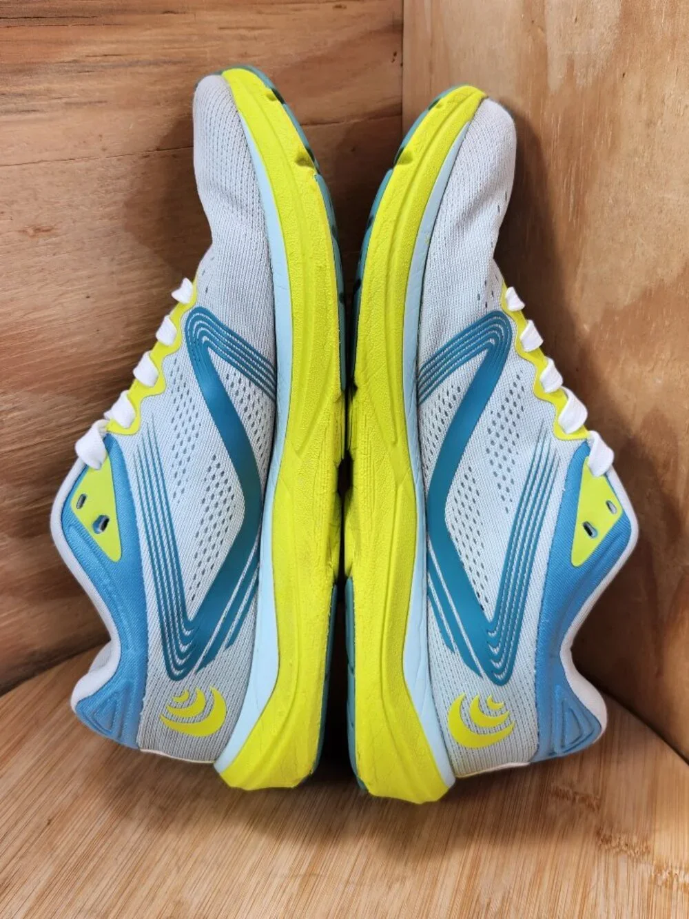 Topo Magnifly 4 Womens Running Shoes Sneakers Size 9